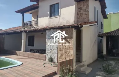 Excelente casa em condomínio de alto padrão, composta por: 05 quartos, sendo 03 suítes, 02 salas, banheiros sociais, cozinha, área de serviço, lavande