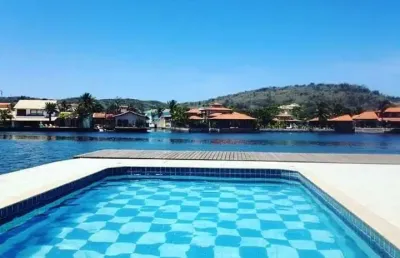 Excelente triplex com acesso privativo ao canal de cabo frio, térreo: sala, cozinha, banheiro; 2º andar: 02 quartos sendo 01 suíte, uma saleta e um ba