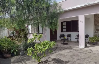 Excelente casa no centro de araruama, composta por 03 quartos, sendo 01 suíte, ótima sala, cozinha, copa, banheiro, área de serviço, varandas, garagem