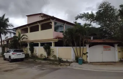 Luxuosa casa à venda na praça da bandeira, araruama-rj: 1 quarto, 1 suíte, 1 sala, 5 banheiros, 2 vagas de garagem, 250m² de área.