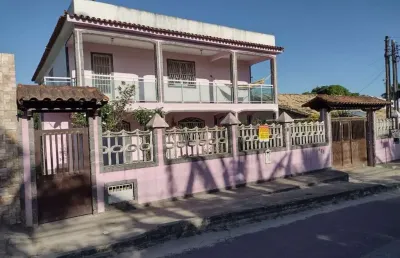 Excelente imóvel constituído por 02 casas, sendo ambas com 03 quartos, mais anexo de 01 quarto nos fundos