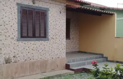 Excelente casa com 02 quartos, sendo 01 suíte, sala, cozinha, banheiro, área de serviço, amplo quintal com garagem para 05 carros, sendo 01 coberto, c