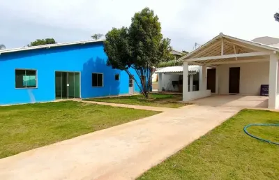 Excelente casa com 04 quartos, sendo 01 suíte, sala com 36m² com 5 janelas de blindex e porta de blindex, cozinha com 30m², churrasqueira com pia e ba