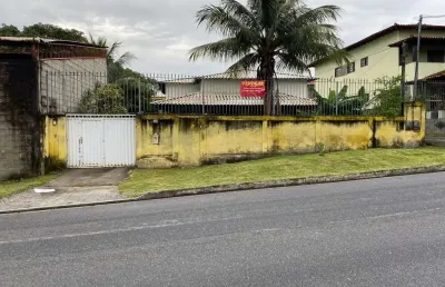 02 excelentes casas: casa da frente composta por 03 quartos, 02 banheiros, 02 salas, cozinha, garagem coberta para 03 carros, área de serviço e varand
