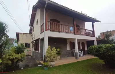 Excelente casa duplex, parte superior: 02 quartos com varandas e 01 banheiro, parte inferior: 01 quarto grande com suíte de 20m², sala em 02 ambientes