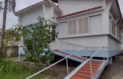 Ótima casa com 03 quartos, sala, copa cozinha, banheiro, despensa, varanda, área serviço, banheiro, piscina, churrasqueira, garagem, mais anexo com um