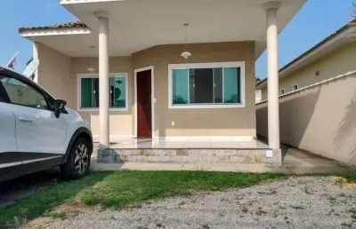 Excelente casa com 02 quartos, sendo 01 suíte, ótima sala, cozinha, banheiro, área de serviço, varandas, garagem, área gourmet com churrasqueira, duch