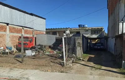 Ótimo terreno com 300m², composto por 02 quitinetes de 01 quarto, sala, cozinha, banheiro e varanda, com frente para o asfalto, a 50 metros da rodovia