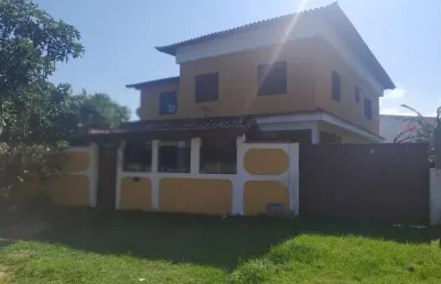 Excelente imóvel com 06 quartos, sendo 01 suíte, sala de estar, sala de jantar, piscina, churrasqueira, ótima localização, aceita carta de crédito!