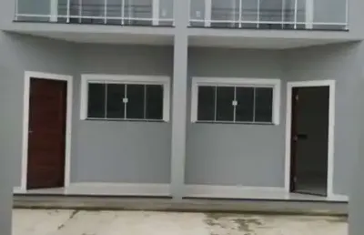 Excelente casa duplex composta por 02 quartos, sendo 01 suíte, sala, cozinha americana, banheiro social, área de serviço, garagem, ótima localização,