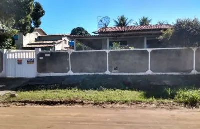 Ótima casa com 03 quartos, sendo 02 suítes, sala, ótima cozinha, banheiro, varanda ao redor da casa, ótimo quintal com 570,00m². aceita financiamento!