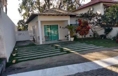 Ótima casa com 02 quartos sendo 01 suíte, em excelente condomínio no centro de araruama com área de lazer, quadra de vôlei e futebol, segurança 24hrs