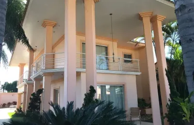Casa de luxo no centro de araruama-rj: 5 quartos, 5 suítes, 3 salas, 3 vagas de garagem!