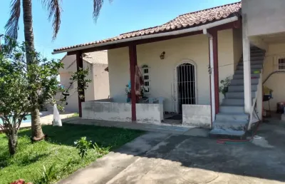 Duas ótimas casas, uma com 02 quartos sendo 01 suíte mais anexo de 01 quarto e outra com 01 quarto, sala, cozinha, banheiro. ótima localização!