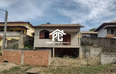 Casa à venda no centro de araruama-rj: 2 quartos, 2 suítes, 1 sala, 1 banheiro, 110m² de área. venha conferir!