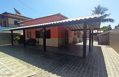 Ótima casa com 02 quartos, sendo 01 suíte, ampla sala, cozinha planejada, mais anexo com 01suíte, piscina, área gourmet