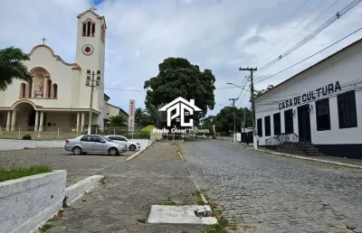 Área no centro de araruama com total de 635m² composta por:  - casa residencial  com 03 quartos sendo 02 suítes,  01 banheiro, copa cozinha, lavand
