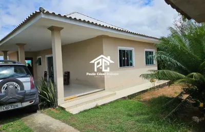 Excelente casa com 03 quartos sendo 01 suíte com closet,  ótima sala ,cozinha planejada , banheiro e garagem coberta. excelente localização a poucos m