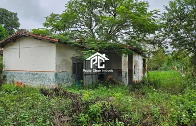 Lote com total de 450m² contendo uma benfeitoria .  casa antiga com 2 quartos, sala, cozinha e banheiro. 15 minutos do centro de araruama