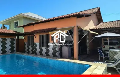 Casa com 3 quartos sendo uma suíte, sala, cozinha, 02 banheiros, área de serviço, garagem coberta para 2 carros, área gourmet e piscina. condomínio co