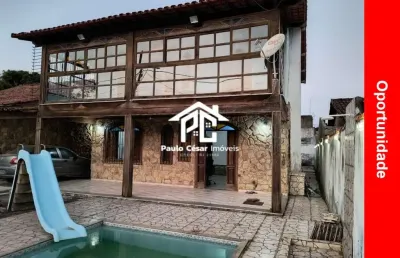 Casa com 4 quartos sendo 3 suítes, sala com lareira, cozinha, banheiro social, área de serviço, garagem, piscina, churrasqueira e ótimo quintal.