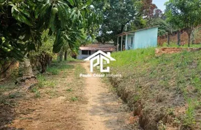 Terreno com 900m² e duas quitinetes. 2 quitinetes com quarto, banheiro, cozinha e área de serviço.  local tranquilo e facil acesso. obs: documento particular de venda.