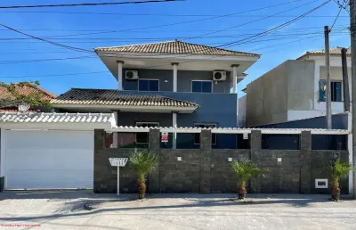 Excelente casa duplex em condomínio, com 04 quartos sendo 01 suíte com banheira de hidromassagem, quartos com ar condicionado, piscina