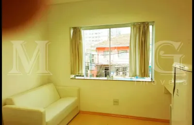 Studio, mobiliado, cozinha com armário, tipo americana, ótimo