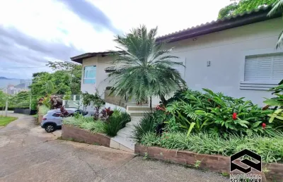 Casa em condomínio, com linda vista ao mar e ao verde!