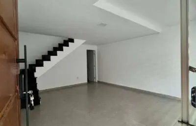 Casa triplex, 03 suítes em localização privilegiada!