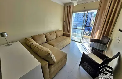 Lindo apartamento reformado, sacada de frente, 200m da praia!