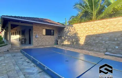 Ampla casa térrea, 03 dormitórios, c/ piscina e churrasqueira na enseada!