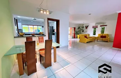 Linda casa em condomínio fechado, 05 dormitórios c/ lazer!