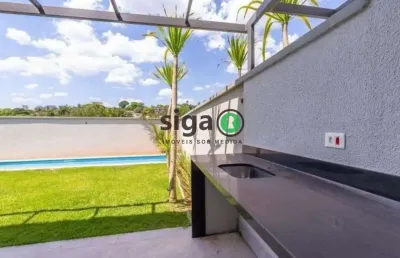 Casa em condomínio fechado com 4 suítes, piscina e quintal amplo