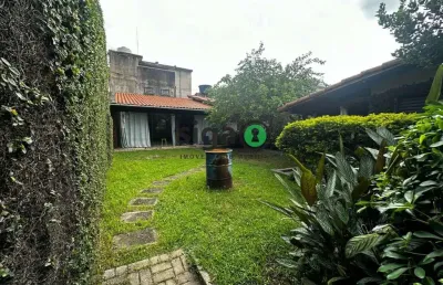 Terreno com 2 casas térreas, isolada em rua tranquila com 500m².