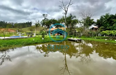 Chácara em meio a natureza com lagoa, piscina e terreno de 5.500m² à venda em canelinha/sc
