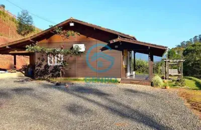 Chácara em meio a natureza com piscina e terreno de 2.500m² à venda em canelinha/sc