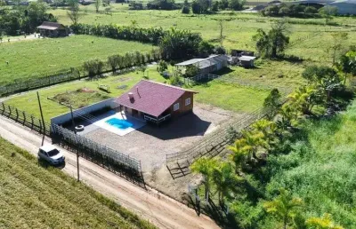 Chácara em meio a natureza com piscina e terreno de 900m² à venda em canelinha/sc