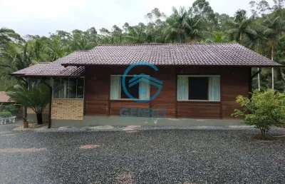 Chácara semimobiliada em meio a natureza com riacho e terreno de 1.200m² à venda em tijucas/sc