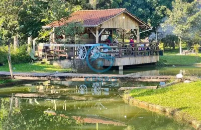 Chácara em meio a natureza com lagoa, piscina e terreno de 2.600m² à venda em canelinha/sc