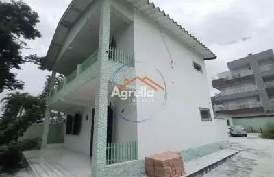 Sobrado próximo à praia, com área de lazer e churrasqueira à venda em ubatuba