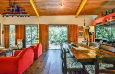 Casa espetacular em terreno de 2.300m² em condomínio fechado.