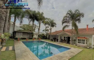 Casa estilo campestre, em condomínio alto padrão em cotia.