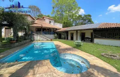 Linda casa de campo com a natureza e muita privacidade, segurança e paz.