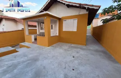 Casa no centro de cotia. ótima localização. terreno 300m². edícula .