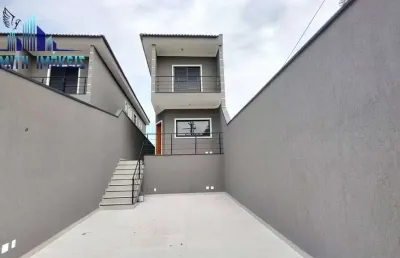 Casa isolada, nova, 129m², 3 suítes, gourmet, quintal grande, 3 vagas.