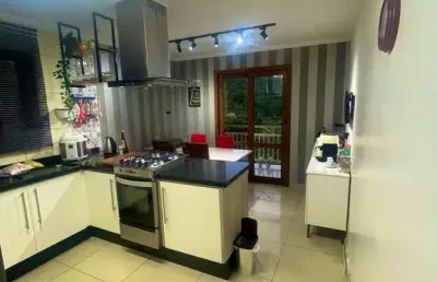 Casa finamente decorada, perfeita, 3 dormitórios (1 suíte), 4 vagas.