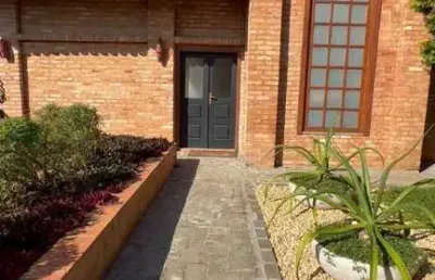 Casa térrea estilo normando, 4 suítes, terreno 1.107m², cond. na granja