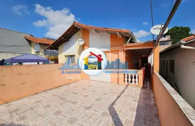 Casa com 2 dormitórios, mais 1 moradia, terraço, sacada e 2 vagas no jardim itapura