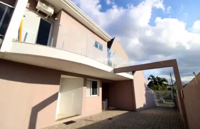 Linda residência em condomínio, sendo sobrado triplex